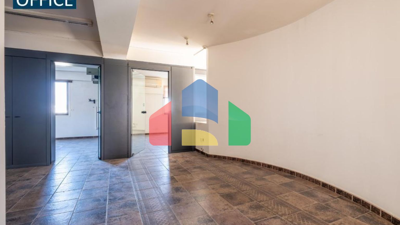 Продаж - Бізнес 595 m² В Никосии