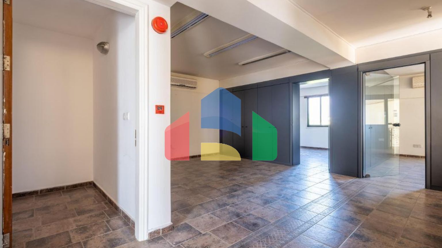 Продаж - Бізнес 595 m² В Никосии