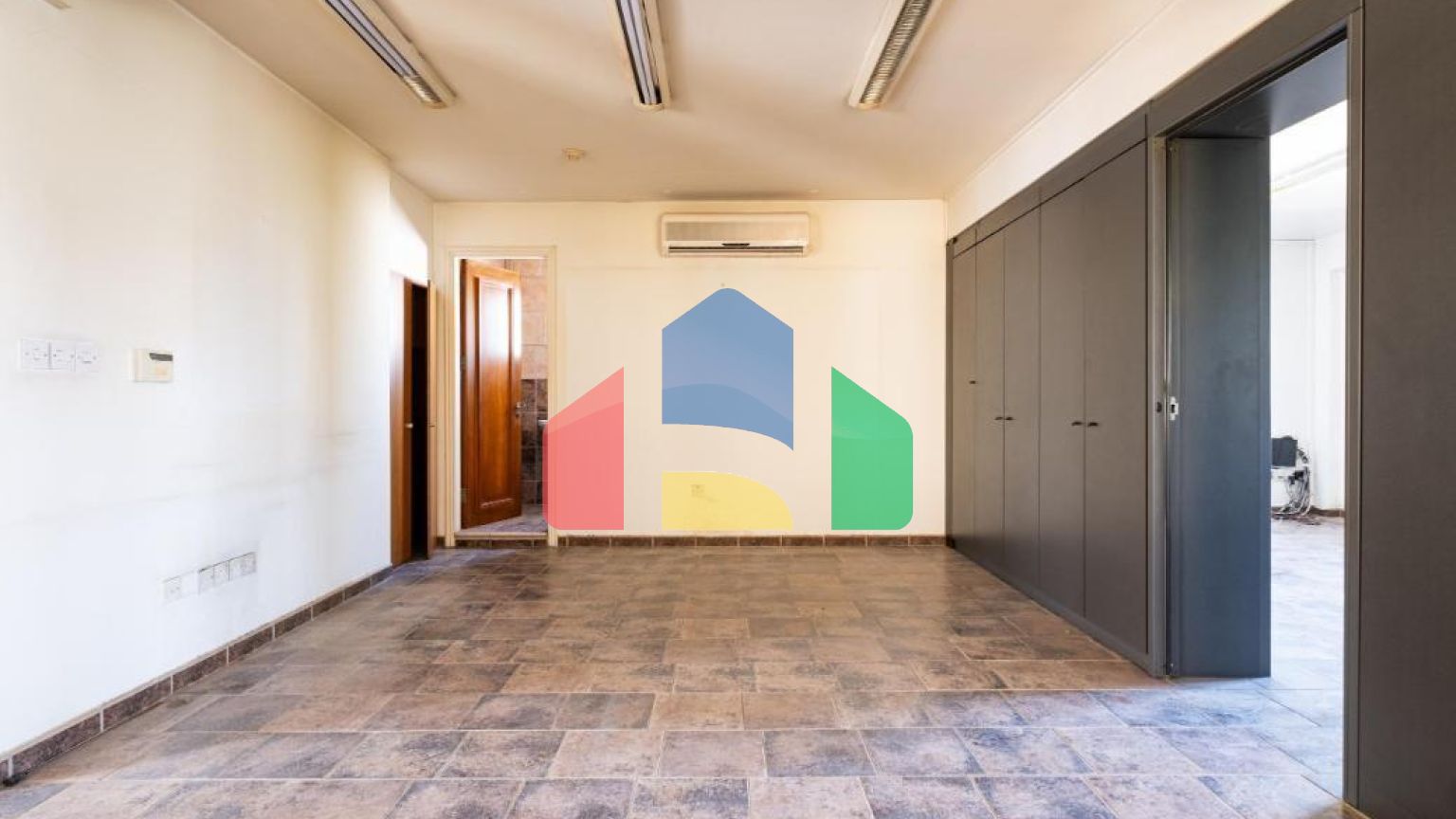 Продаж - Бізнес 595 m² В Никосии