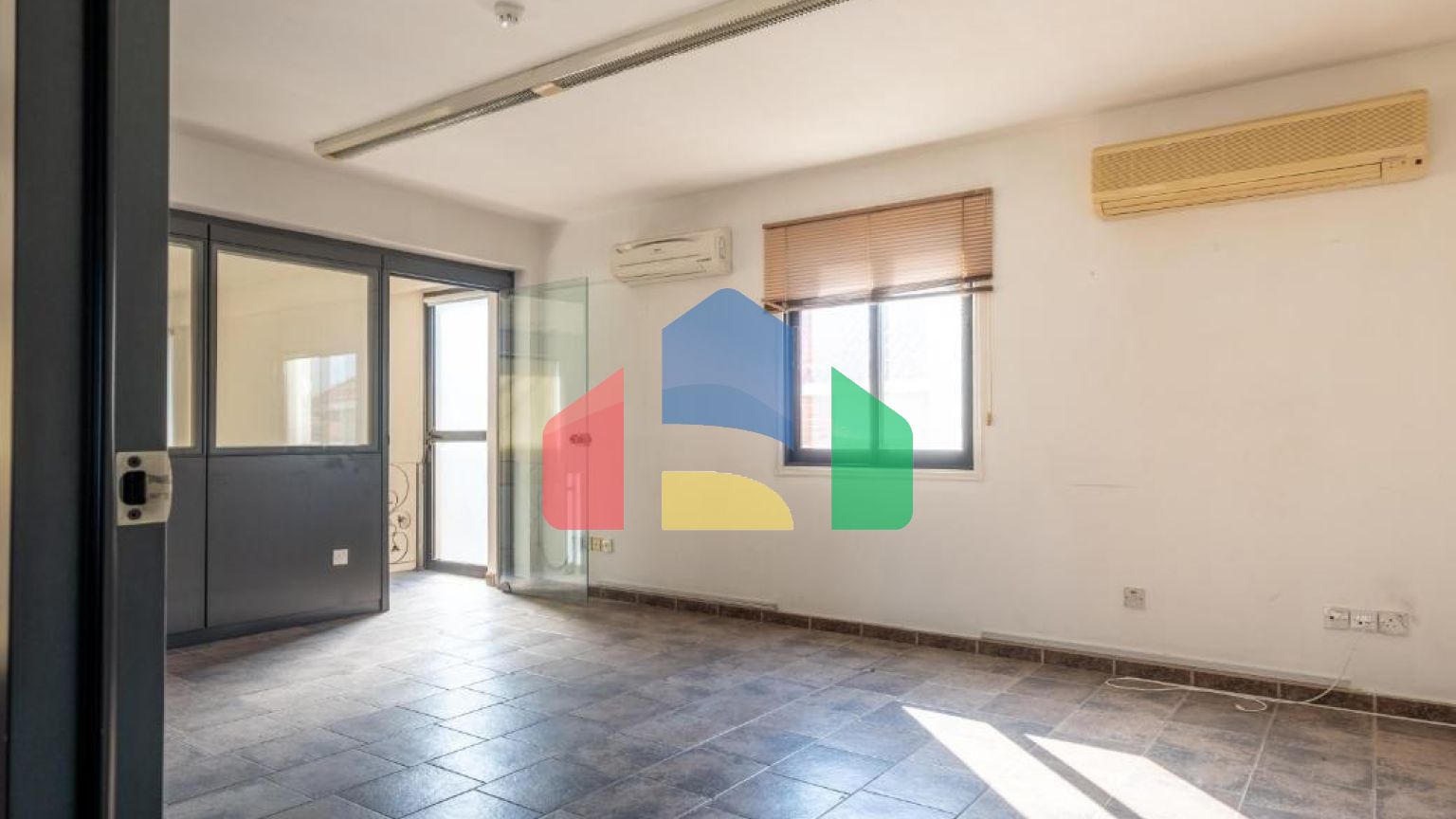 Продаж - Бізнес 595 m² В Никосии