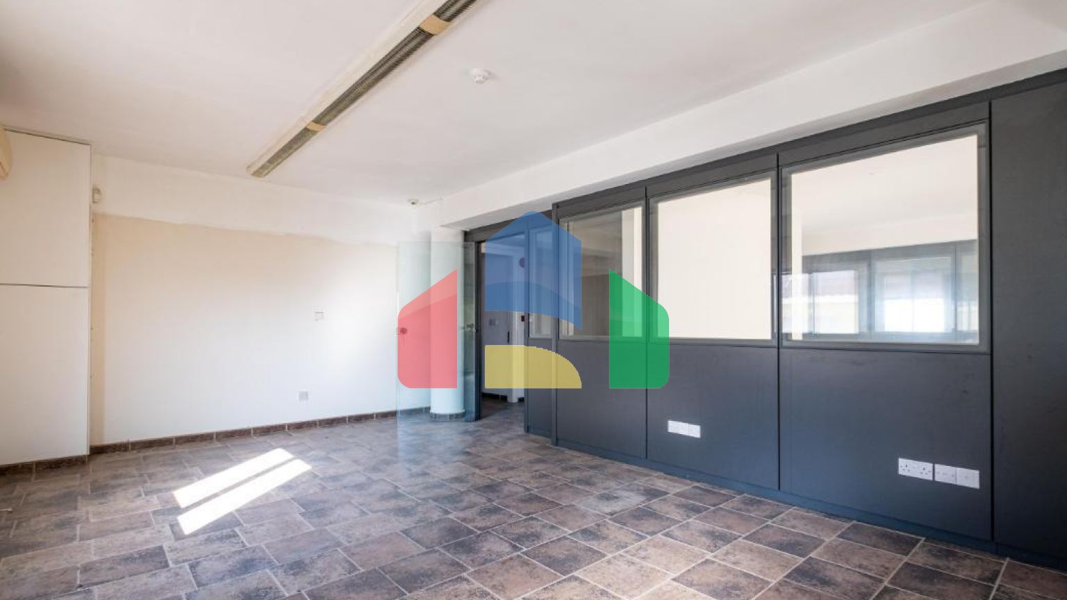 Продаж - Бізнес 595 m² В Никосии