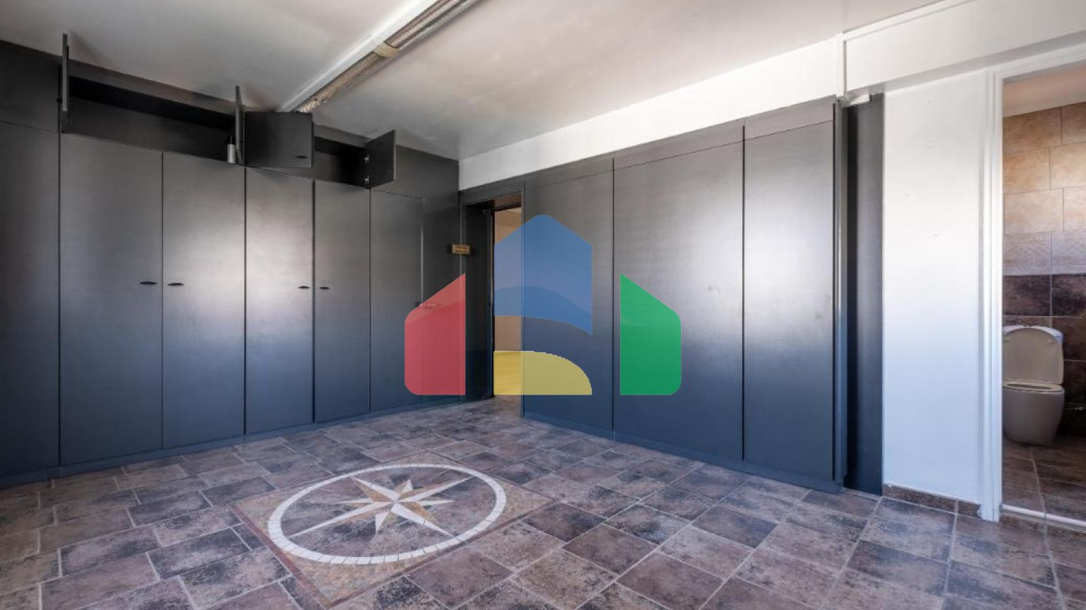 Продаж - Бізнес 595 m² В Никосии