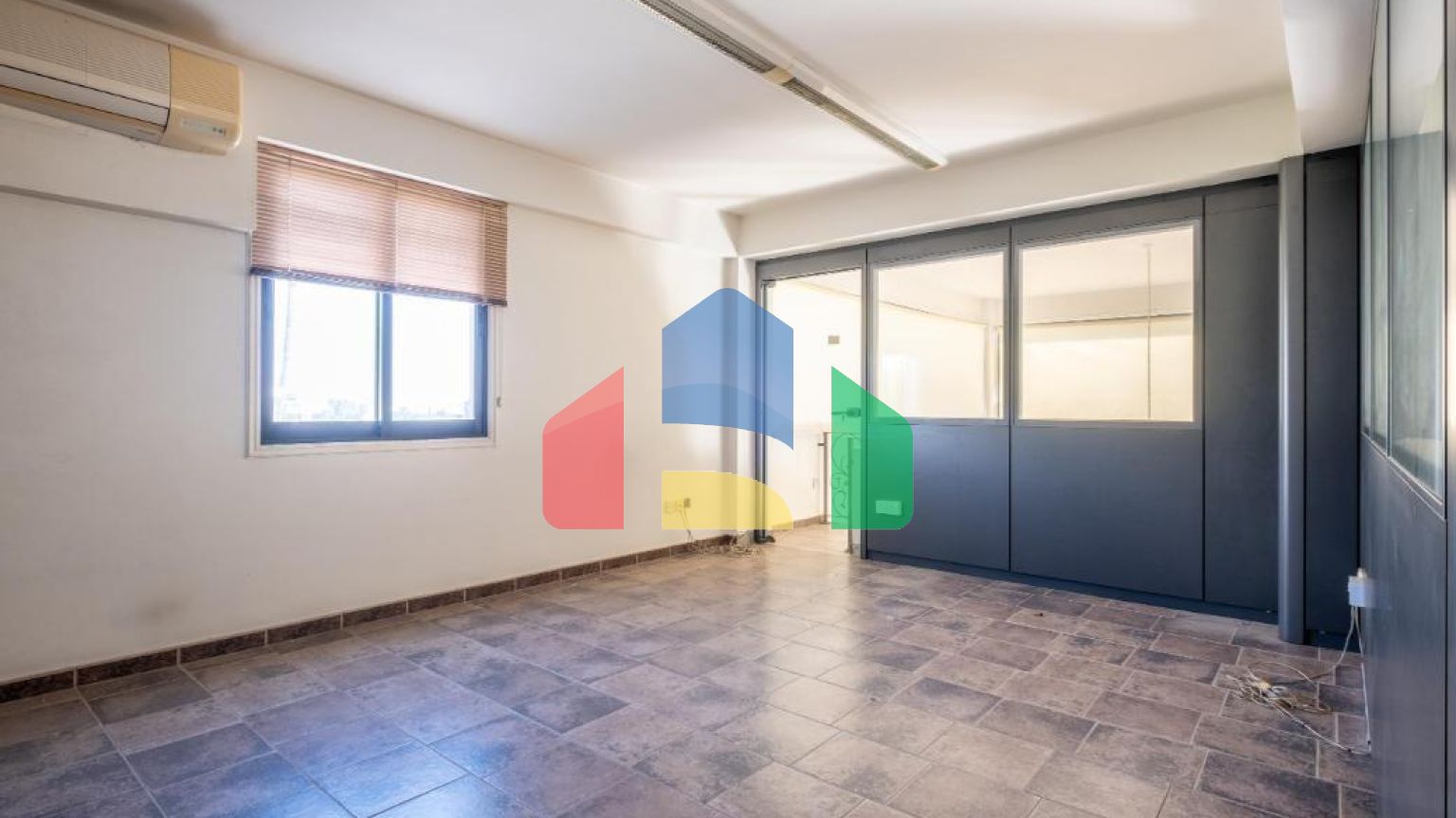 Продаж - Бізнес 595 m² В Никосии