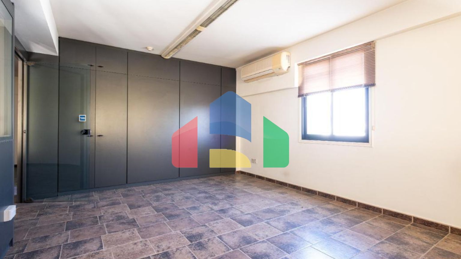 Продаж - Бізнес 595 m² В Никосии