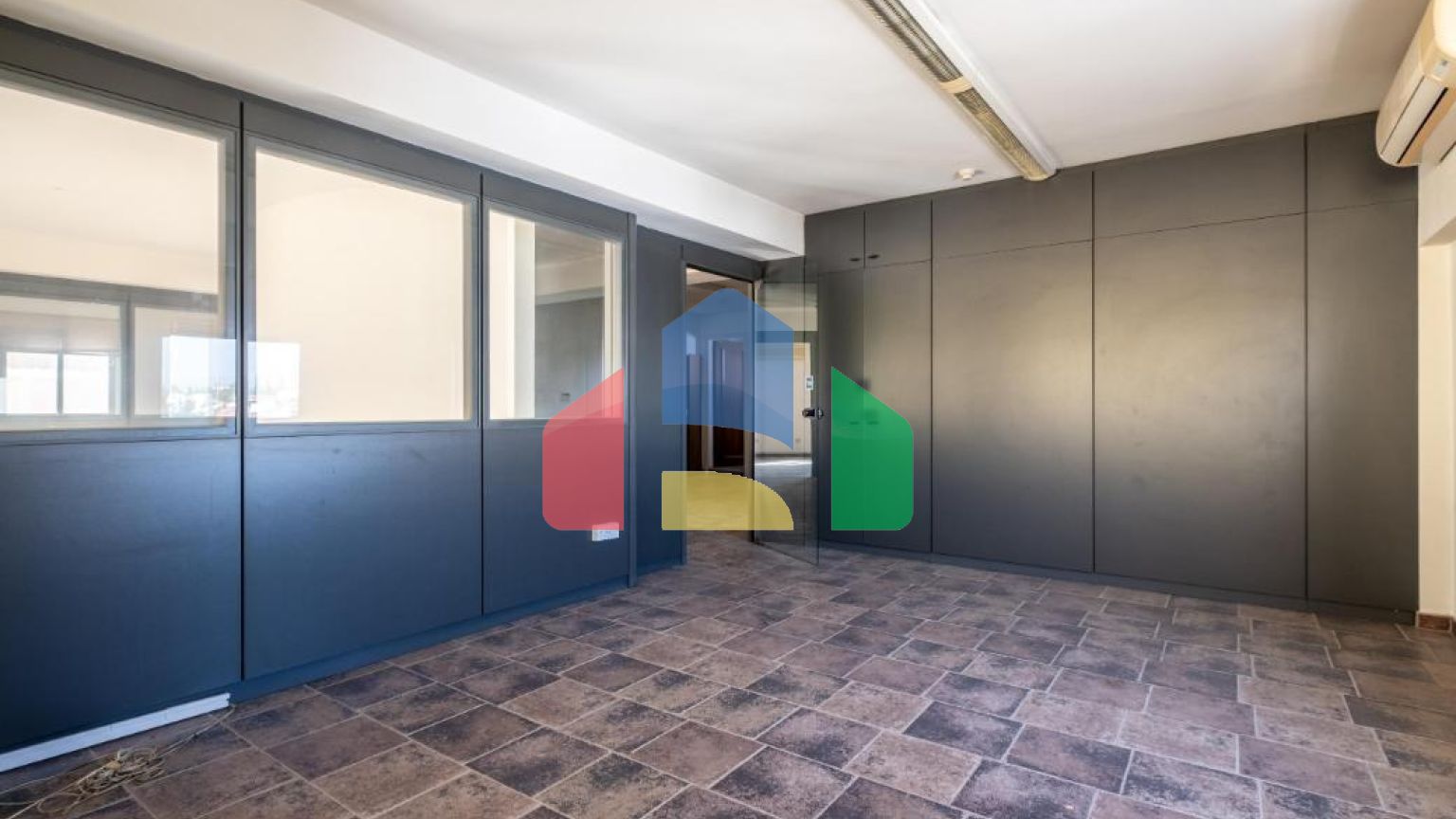 Продаж - Бізнес 595 m² В Никосии