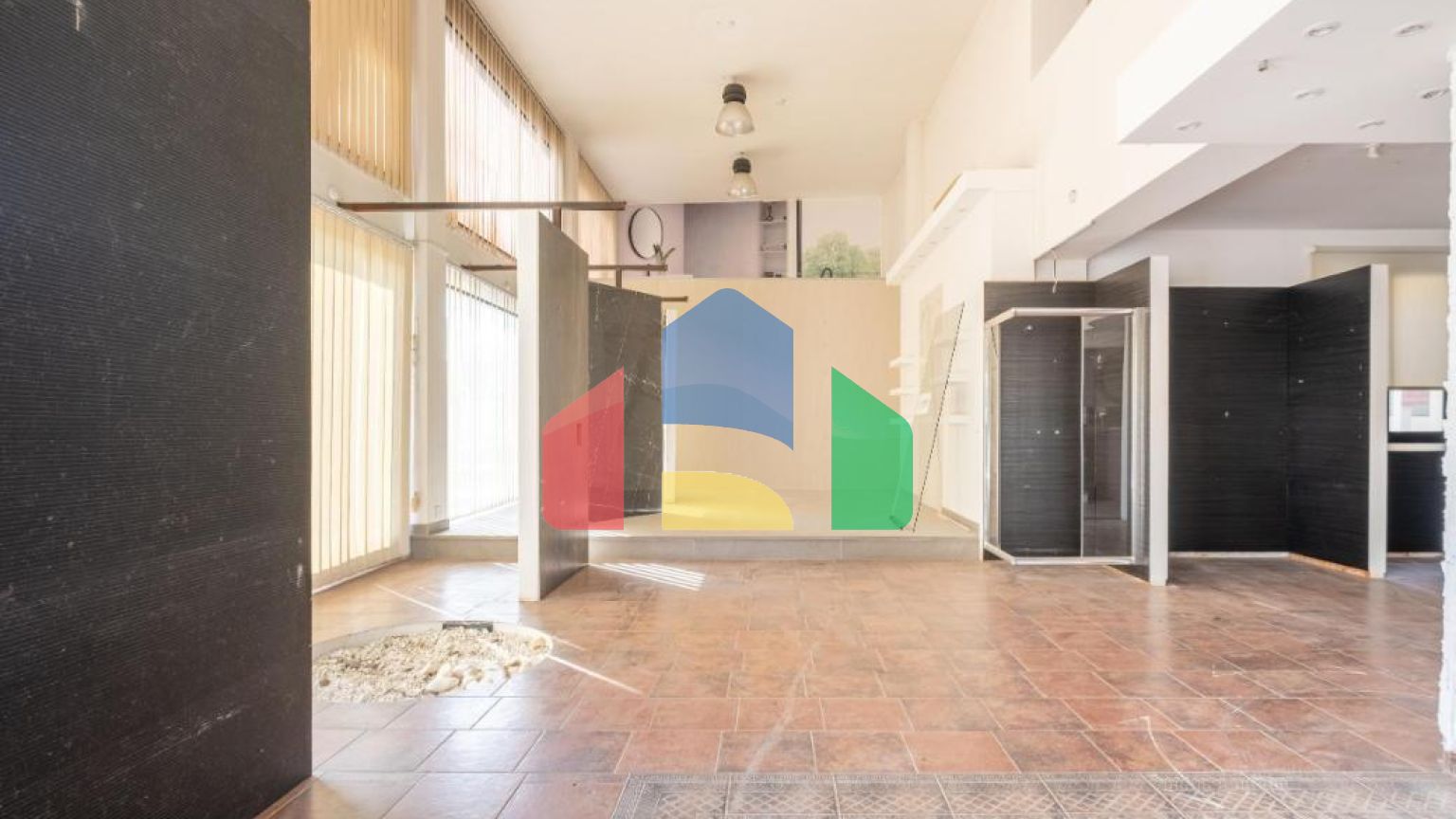 Продаж - Бізнес 595 m² В Никосии