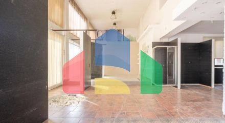 Продаж - Бізнес 595 m² В Никосии