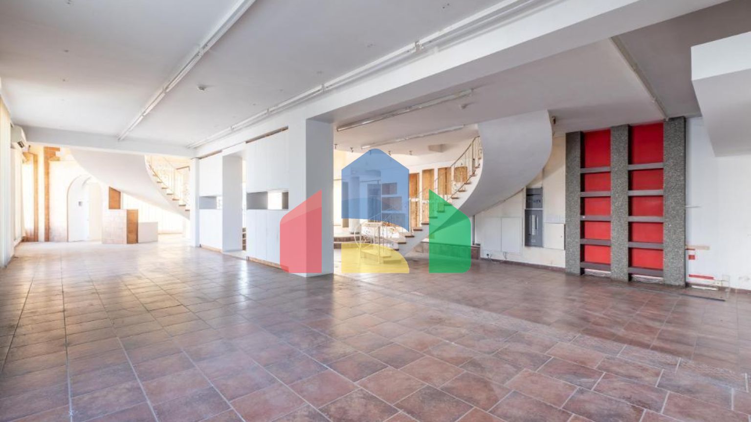 Продаж - Бізнес 595 m² В Никосии