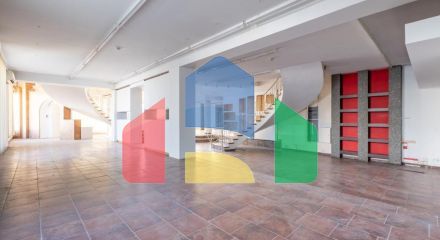 Продаж - Бізнес 595 m² В Никосии