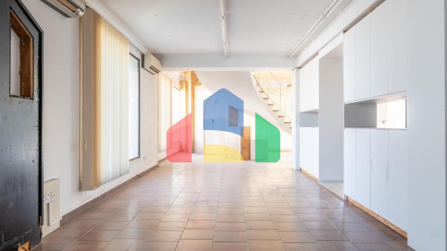 Продаж - Бізнес 595 m² В Никосии