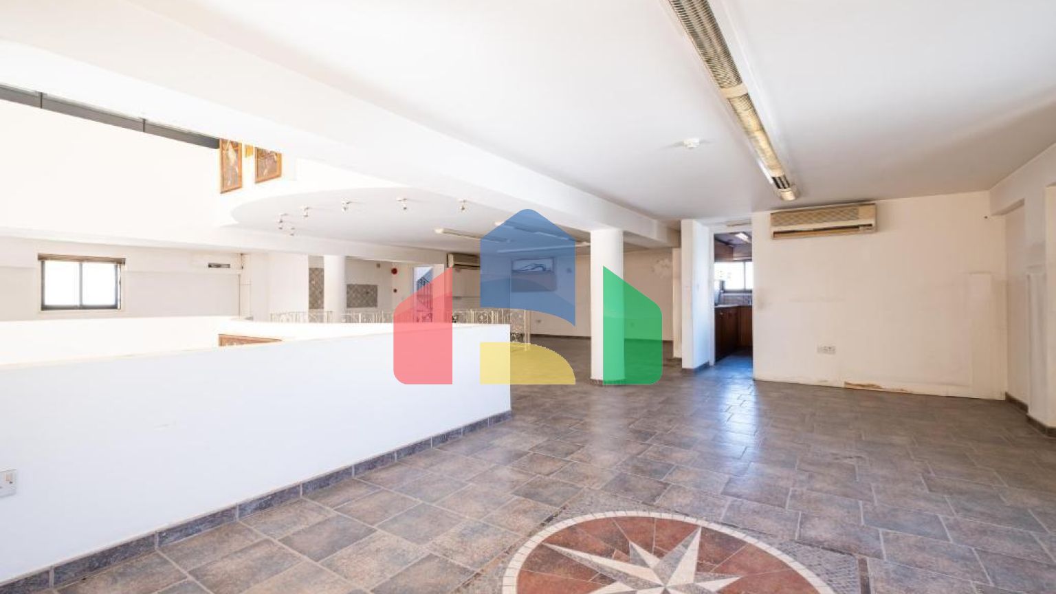 Продаж - Бізнес 595 m² В Никосии