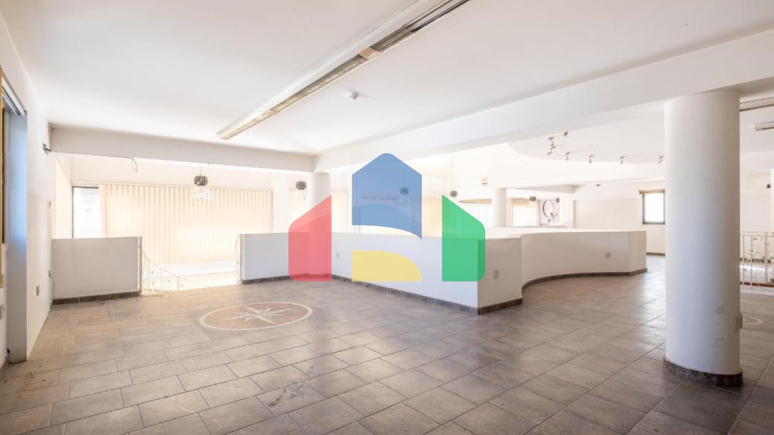 Продаж - Бізнес 595 m² В Никосии