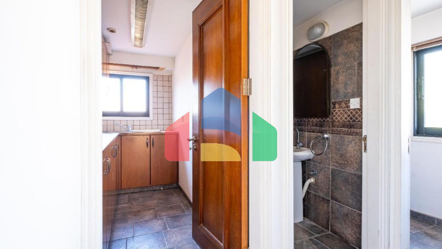 Продаж - Бізнес 595 m² В Никосии