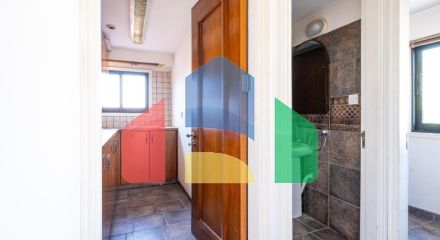 Продаж - Бізнес 595 m² В Никосии