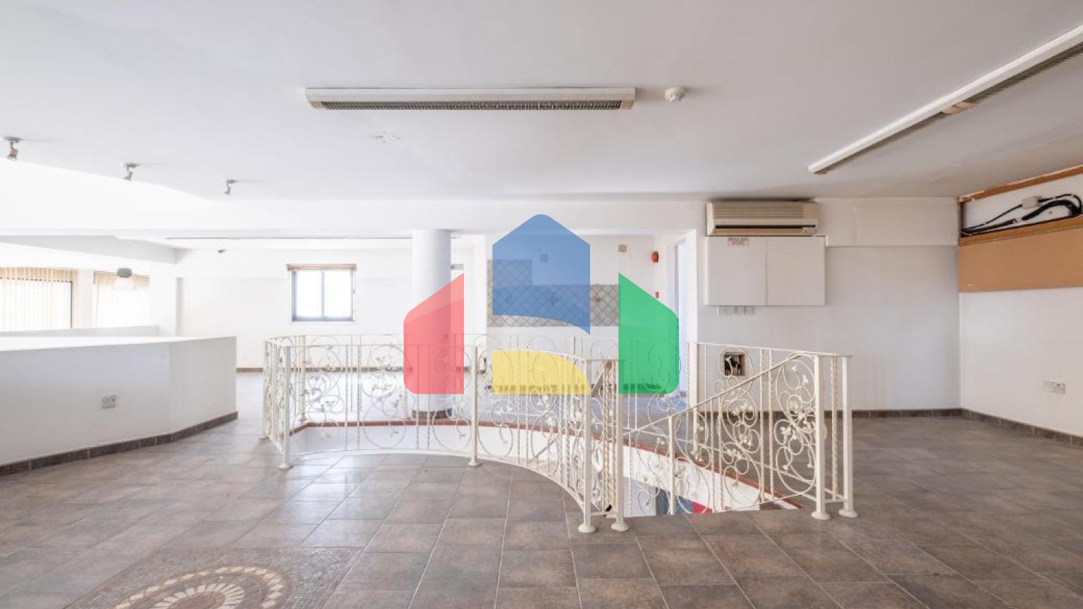 Продаж - Бізнес 595 m² В Никосии