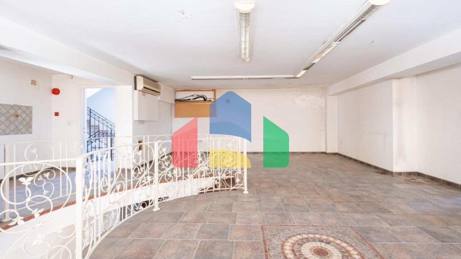 Продаж - Бізнес 595 m² В Никосии