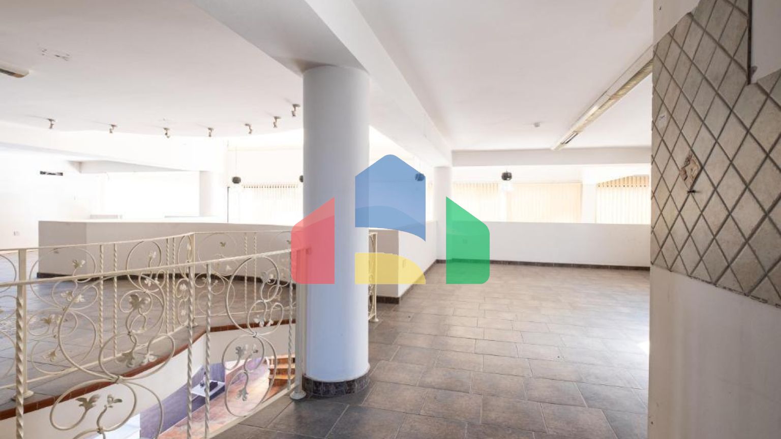 Продаж - Бізнес 595 m² В Никосии