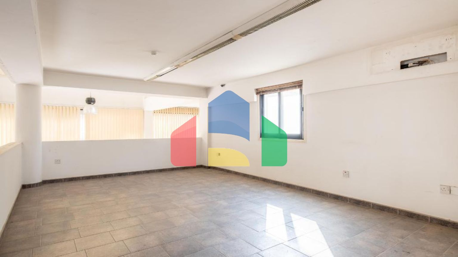 Продаж - Бізнес 595 m² В Никосии