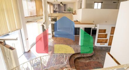 Продаж - Бізнес 595 m² В Никосии