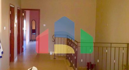 Продаж - Котедж 376 m² В Никосии