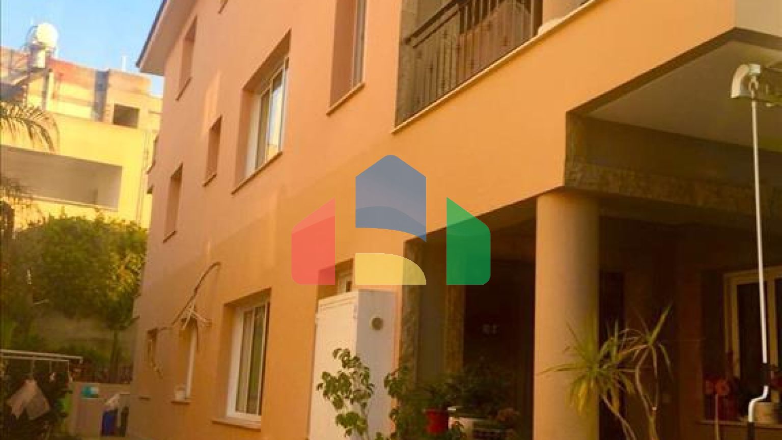 Продаж - Котедж 376 m² В Никосии