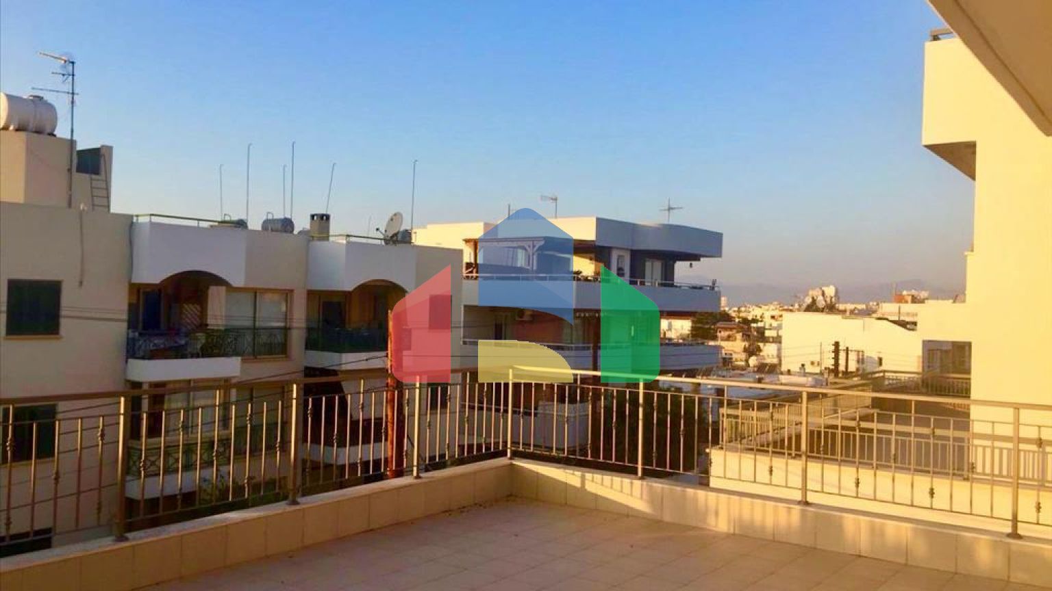 Продаж - Котедж 376 m² В Никосии