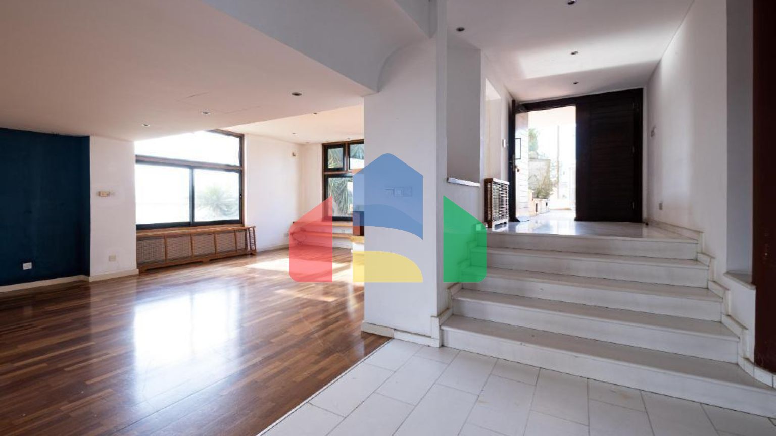 Продаж - Котедж 372 m² В Никосии