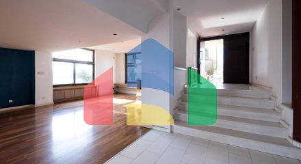 Продаж - Котедж 372 m² В Никосии