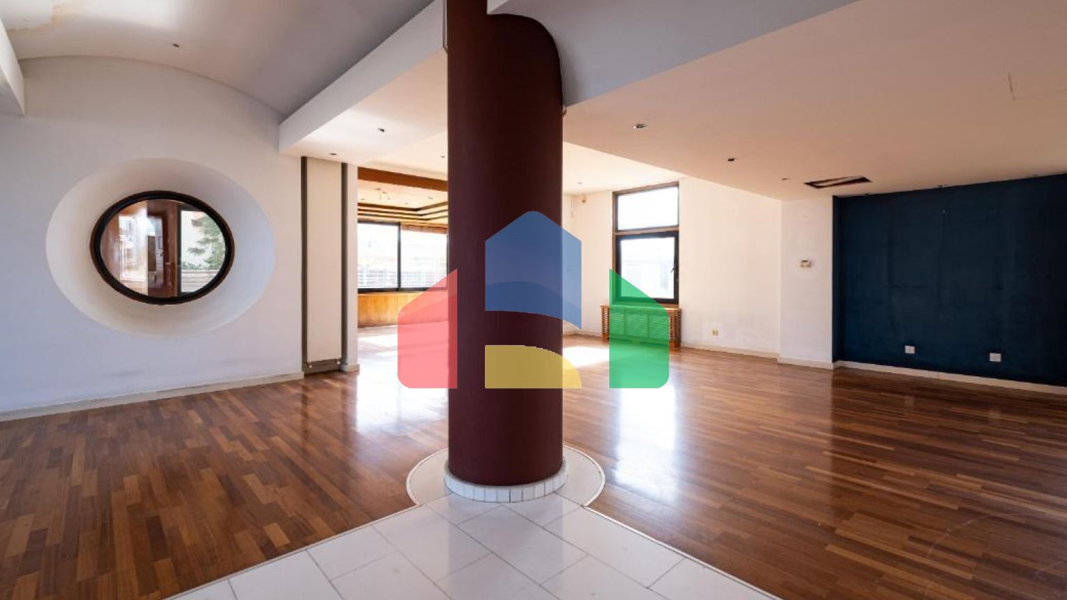 Продаж - Котедж 372 m² В Никосии