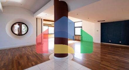 Продаж - Котедж 372 m² В Никосии