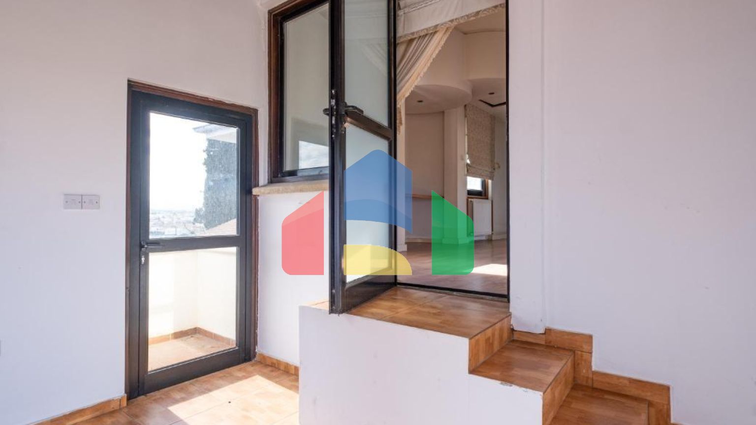 Продаж - Котедж 372 m² В Никосии