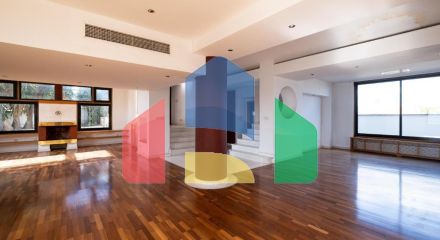 Продаж - Котедж 372 m² В Никосии