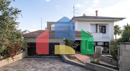 Продаж - Котедж 372 m² В Никосии