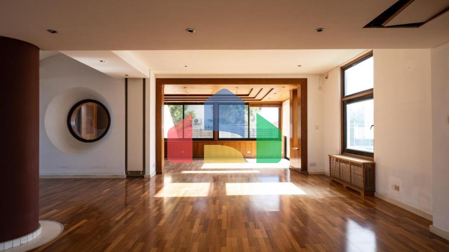 Продаж - Котедж 372 m² В Никосии