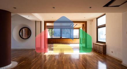 Продаж - Котедж 372 m² В Никосии