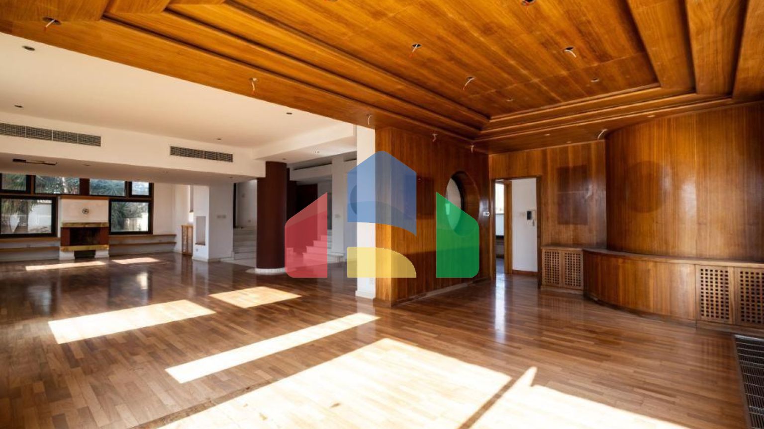 Продаж - Котедж 372 m² В Никосии