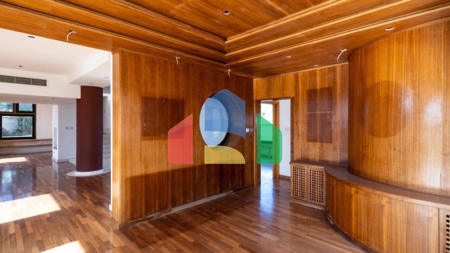 Продаж - Котедж 372 m² В Никосии