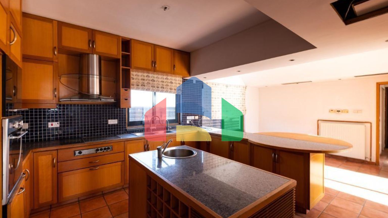 Продаж - Котедж 372 m² В Никосии