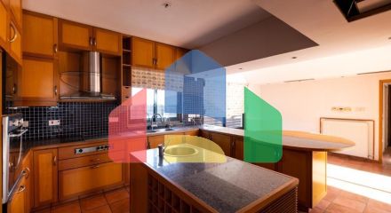 Продаж - Котедж 372 m² В Никосии