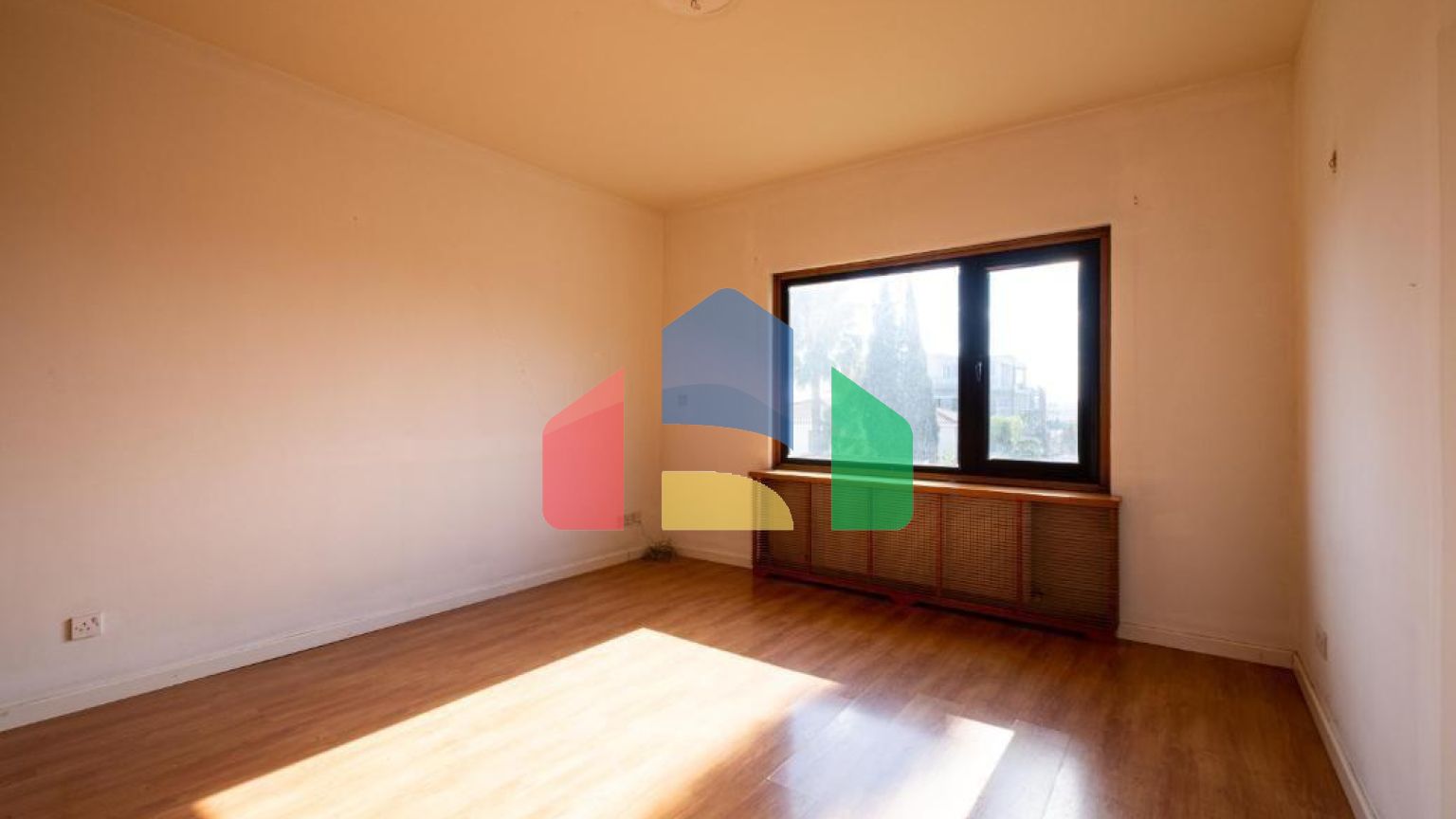 Продаж - Котедж 372 m² В Никосии