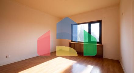 Продаж - Котедж 372 m² В Никосии