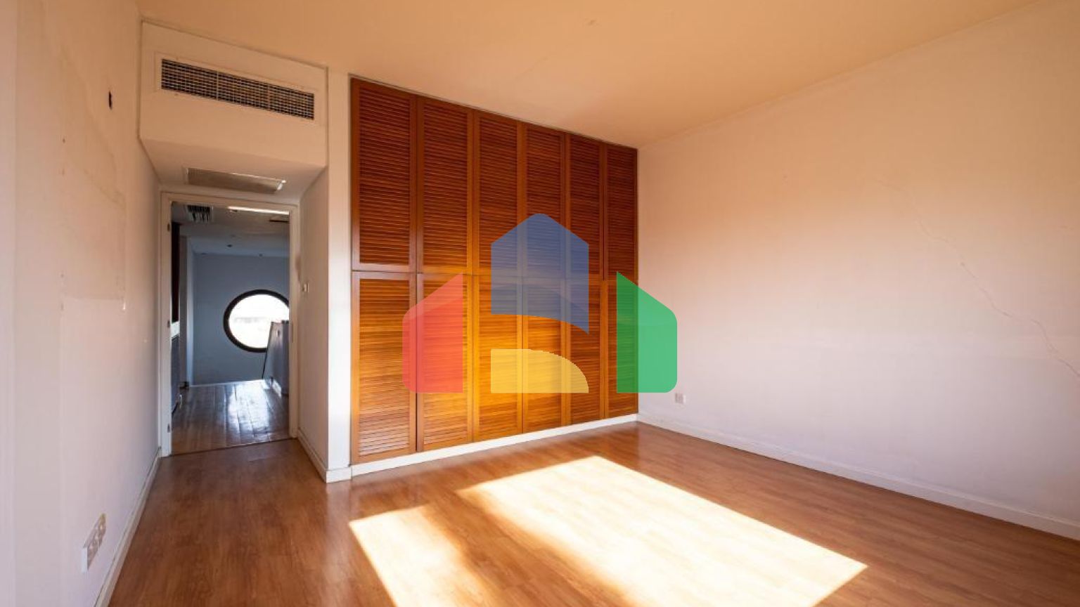 Продаж - Котедж 372 m² В Никосии