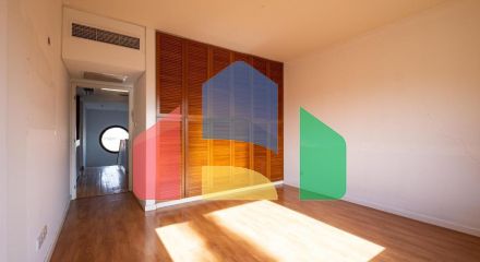 Продаж - Котедж 372 m² В Никосии