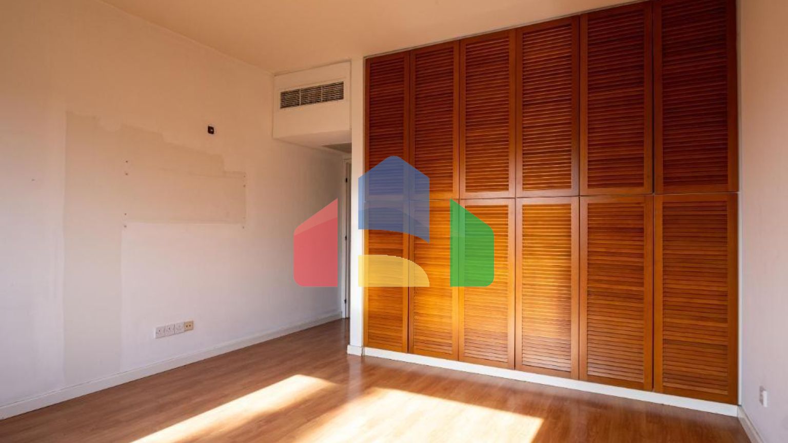 Продаж - Котедж 372 m² В Никосии