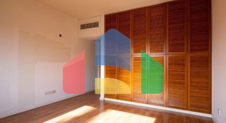 Продаж - Котедж 372 m² В Никосии