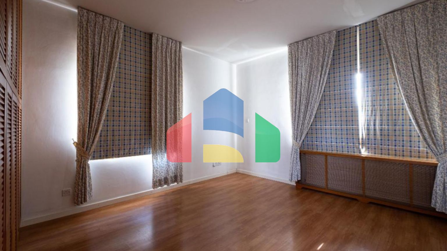 Продаж - Котедж 372 m² В Никосии