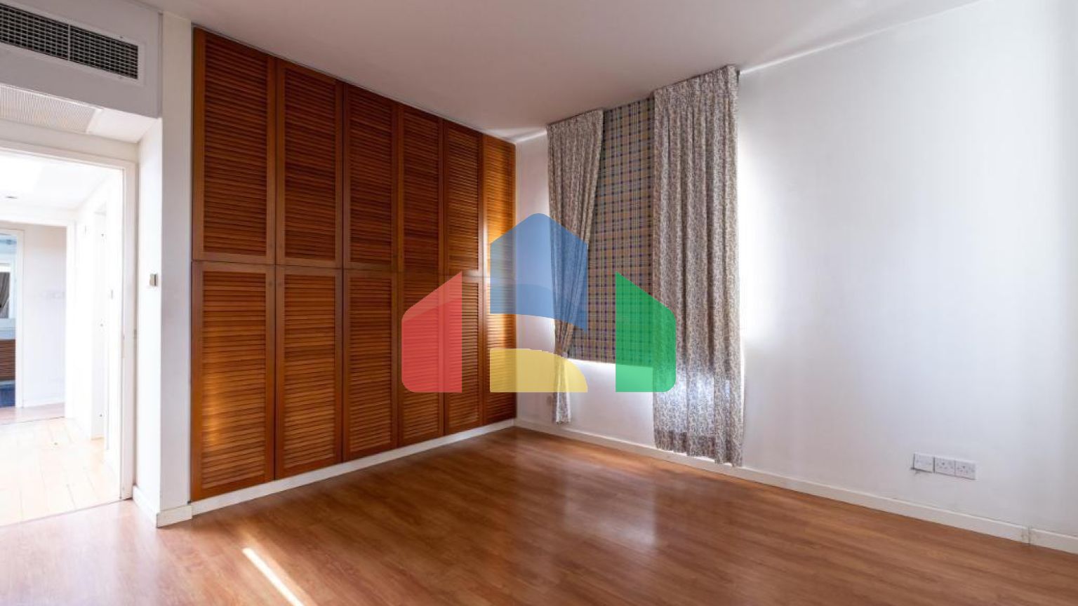 Продаж - Котедж 372 m² В Никосии