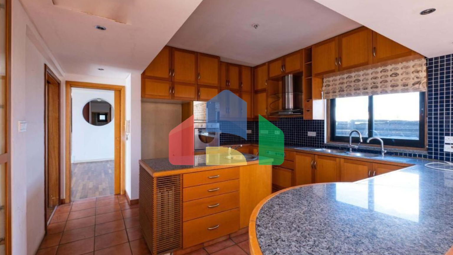 Продаж - Котедж 372 m² В Никосии