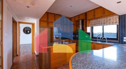 Продаж - Котедж 372 m² В Никосии