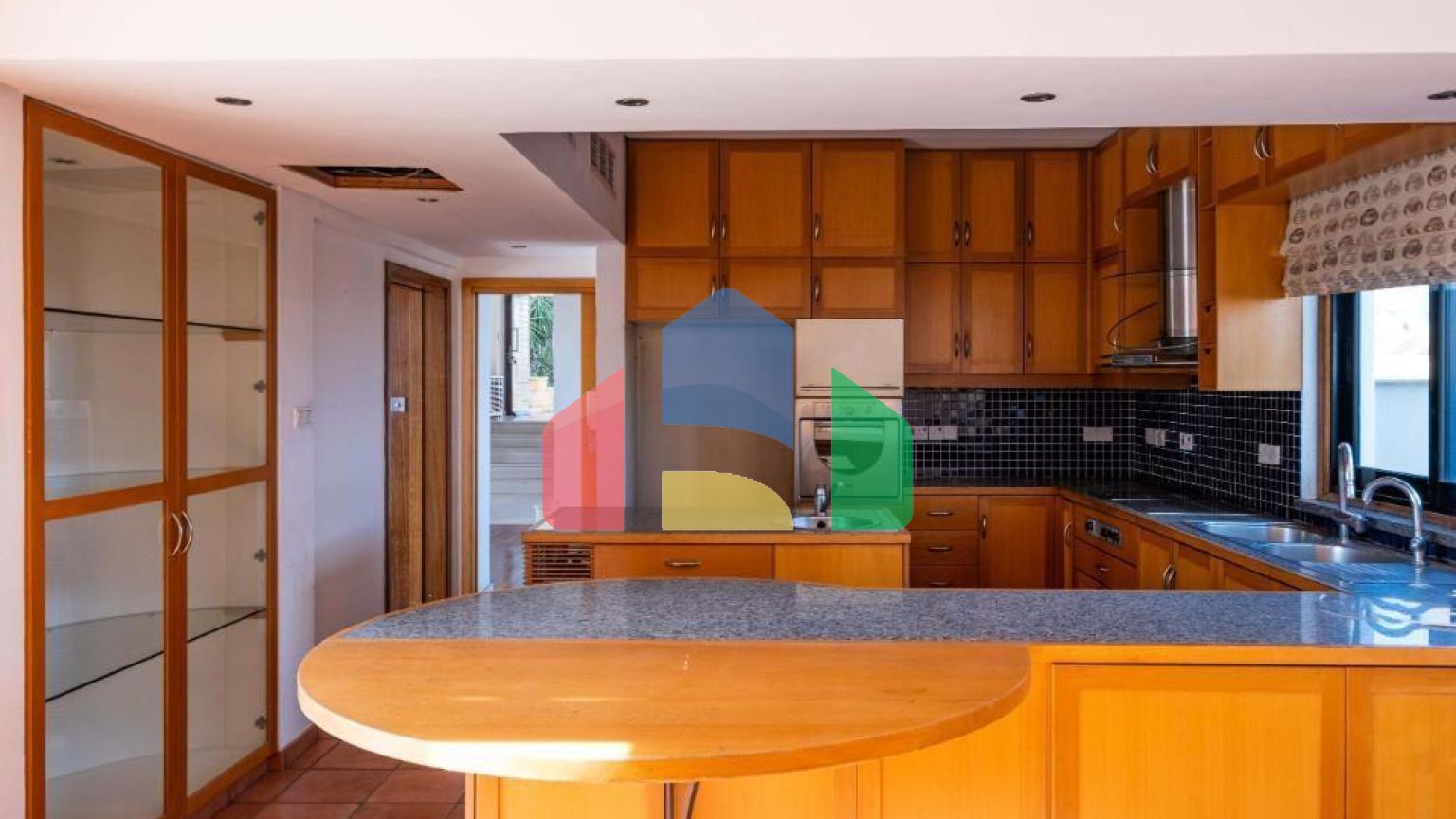 Продаж - Котедж 372 m² В Никосии